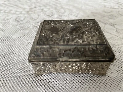 Antigua caja oriental chapada en plata en relieve con pájaro y flores Foto 1 de 4