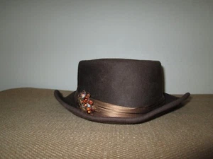 STACY ADAMS Brown Felt Fedora Hat w/Silk Ribbon + Rhinestone Brooch Accent ~ L - Picture 1 of 6