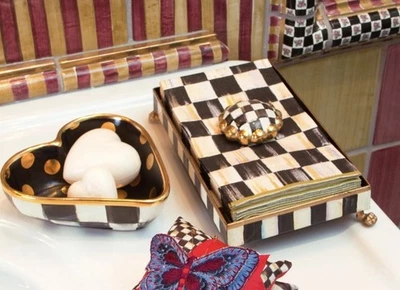 Juego de toallero Mackenzie Childs Courtly Check para invitados  Foto 1 de 4