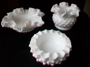 VINTAGE FENTON WEISS KOCHNAGEL MILCHGLAS ASCHENBECHER, GEKRÄUSELTE SCHÜSSEL UND SCHALE - Bild 1 von 8