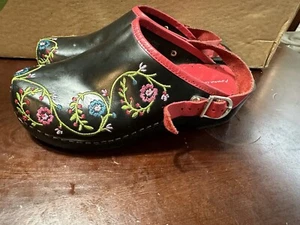 Hanna Andersson Girls Clogs Sz 38 Black Leather Floral Embroidered Buckle Strap - Picture 1 of 8