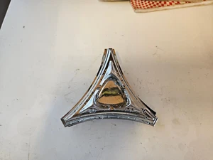 64 1964 Dodge Polara 330 440 emblema de cubierta de bloqueo de maletero muy bonito - Imagen 1 de 3