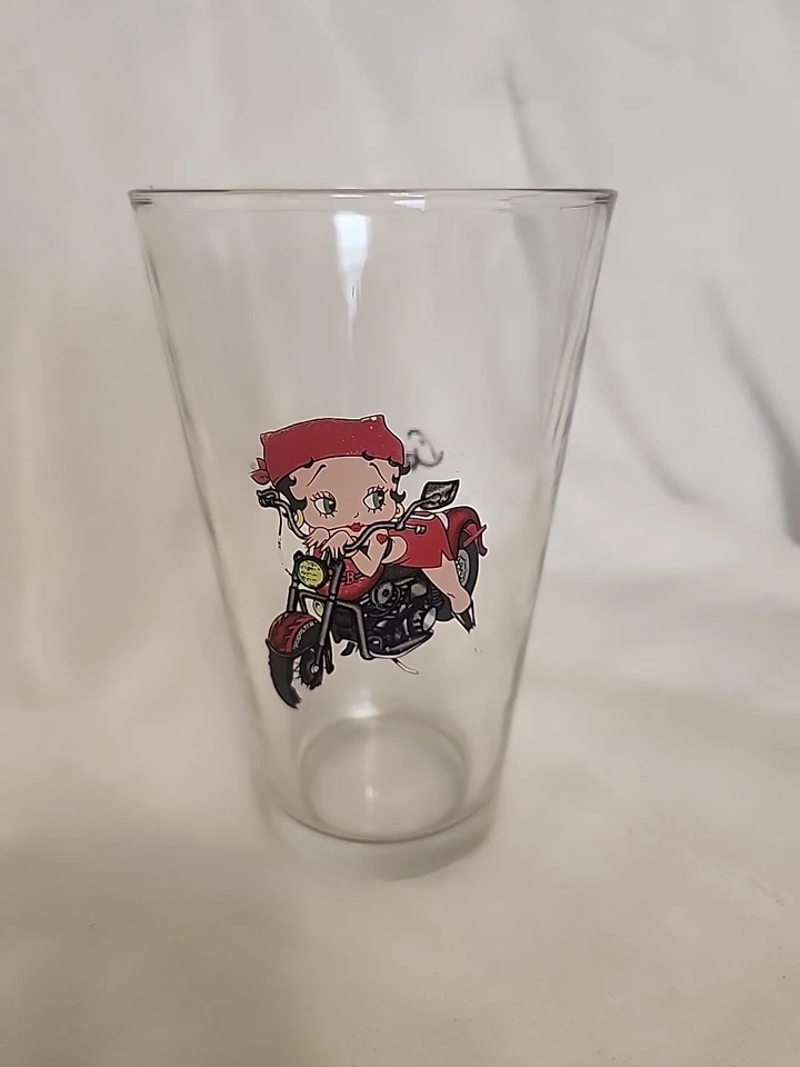 VIDRIOS TRANSPARENTES BIKER BETTY BOOP ON BIKE 16 FL OZ PINTA  Foto 1 de 4