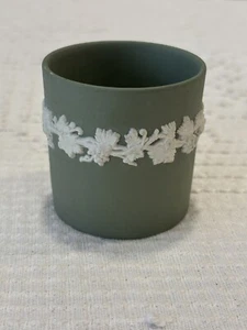 Wedgwood grün Jasperware runder Zahnstocherhalter 2 1/4" hoch 2" Durchmesser England - Bild 1 von 7