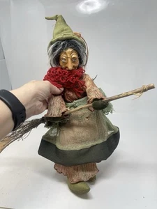 Gran cocina vintage con muñeca estilo primitivo con escoba - Imagen 1 de 4