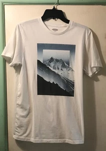 Old Navy Frozen Tundra Snow Peak Mountain Everyday T-Shirt Crew Neck  - Bild 1 von 3