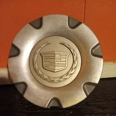 Cadillac SRX center cap 2004-2006 part number 9594307 060 - Image 1 of 3