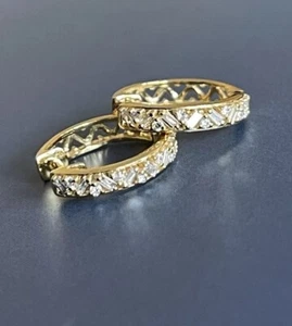 Pendientes de diamantes de oro amarillo de 9 quilates con aros de 0,30 quilates baguette y huggies redondos para dormir - Imagen 1 de 12