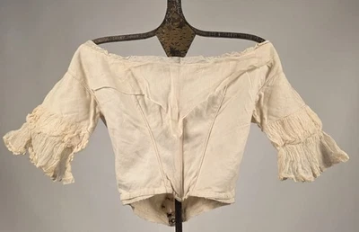 ANTIGUO CORPIÑO DE MUSELINA PARA NIÑA COSIDO A MANO DE 1840’S CON PUÑOS CON VOLANTES FR MUSEO  Foto 1 de 3