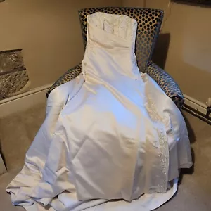 Maggie Sottero Wedding Dress in Size 12. Worn once. Professionally dry cleaned - Picture 1 of 18