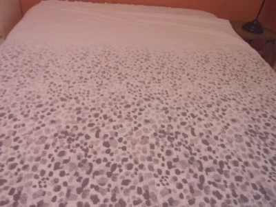 Umbral Tonos de Gris y Blanco Abstracto Círculo Estampado Tela Cortina de Ducha Foto 1 de 4