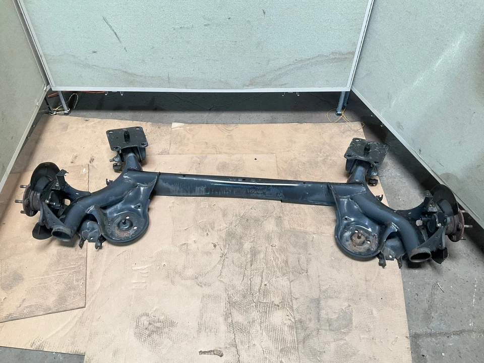 Eje de haz trasero cargado Ford Transit Connect LWB 14-18 con buje Foto 1 de 4