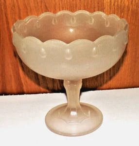 Grande ciotola vintage 7 1/2" in vetro smerigliato satinato rosa con piedistallo smerlato - Foto 1 di 6