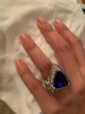 Trilliant 20 Carat Tanzanite 18K White Gold and Diamonds Ring - Image 1 of 4