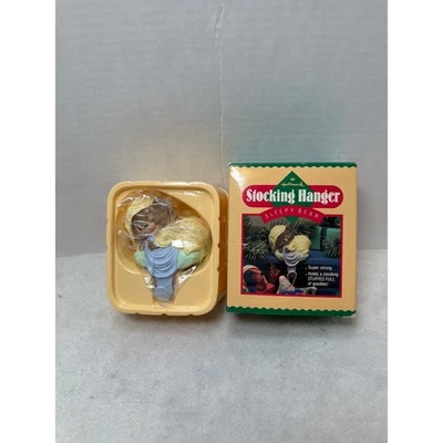 Nuevo en caja Vintage 1986 Hallmark Medias Colgador Oso Dormitorio Navidad 2.5" Foto 1 de 4