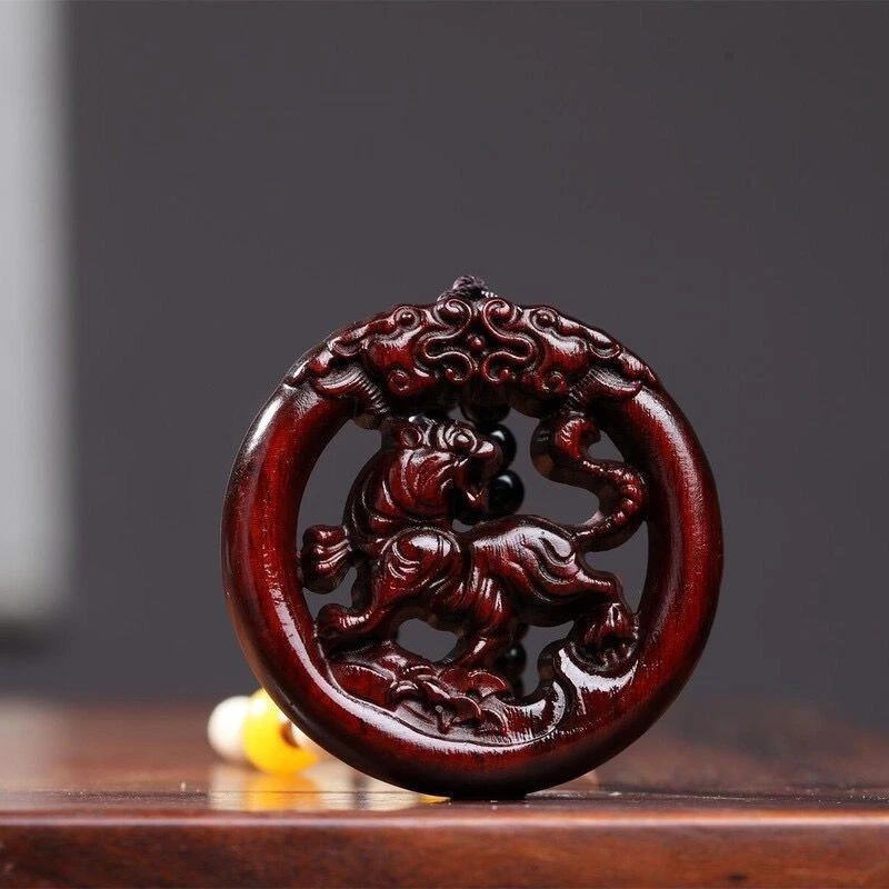 Zitan Wood Carved Tiger Pendant Hollow Zodiac Necklace Amulet For Men Women Foto 1 de 4