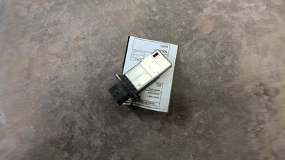 Used Fuel Injection Air Flow Meter fits: 2006 Nissan Titan  Grade A — 第 1/4 张图片