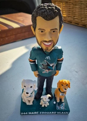 Bobblehead con perros Marc-Edouard Vlasic San Jose Sharks NHL SGA Foto 1 de 4