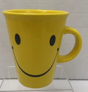 Taza de café amarilla Smiley Happy Face 4,5" de alto - Usada en excelente estado (2 disponibles) - Imagen 1 de 5
