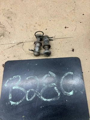 1978 1979 FORD BRONCO PINOS DE DOBRADIÇA DO BANCO TRASEIRO COM CLIPES PAR CONJUNTO DE PINOS DE MONTAGEM FABRICANTE DE EQUIPAMENTO ORIGINAL OE - Imagem 1 de 4