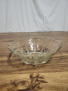 Beautiful Vintage Clear Glass Scalloped Edge Bowl Dish - Picture 1 of 7