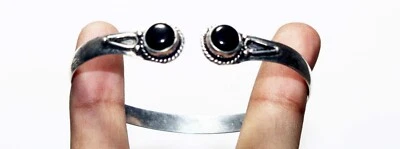 Bracelete de punho de pedra preciosa feito à mão formato redondo ônix preto tamanho grátis - Imagem 1 de 4