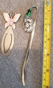 Lot of 2 METAL BOOKMARKS - PEACOCK with RHINESTONES and PINK BUTTERFLY - Imagen 1 de 3