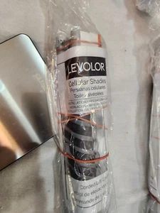 Filtrado de luz con cable de pantalla celular Levolor en herrajes gris claro. Libro, caja - Imagen 1 de 11