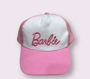 Gorra de béisbol de malla 'Barbie' Trucker Hat Snapback ajustable nueva con etiquetas blanca y rosa OS - Imagen 1 de 4