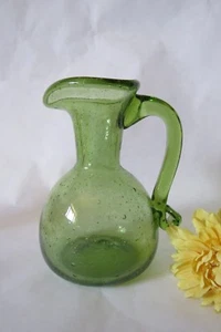 Jarra de arte vintage de vidrio verde soplado a mano 5" - Imagen 1 de 12