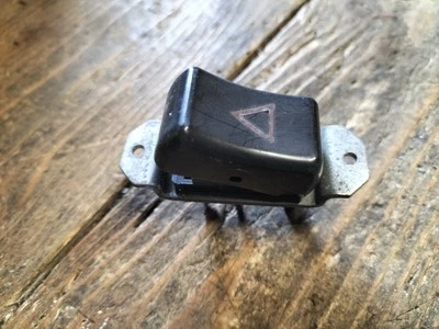 Interruptor de advertencia de peligro Triumph. Foto 1 de 4