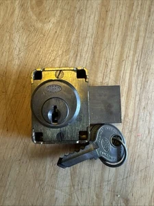 "Cerradura de gabinete/cajón vintage Corbin (1-3/8"" de grosor) 2 llaves latón satinado macizo" - Imagen 1 de 5
