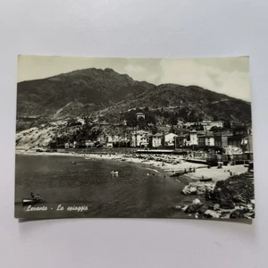 LEVANTO LA SPIAGGIA - CARTOLINA VINTAGE SPEDITA 1961  CON FRANCOBOLLO - Picture 1 of 4
