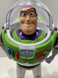 Disney Pixar Buzz Light Year Karate Chopping 12" Actionfigur Licht + Sound - Bild 1 von 6