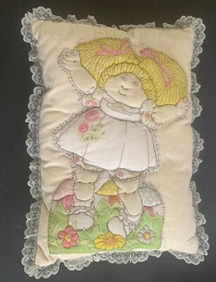 Almohada acolchada de colección Cabbage Patch para niños tamaño pequeño cama rubia doble pony encaje DEFECTUOSA Foto 1 de 4