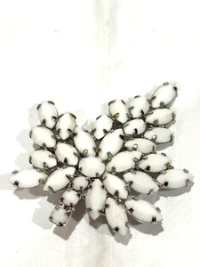 Spilla vintage foglia bianca strass tono argento 2" - Foto 1 di 3