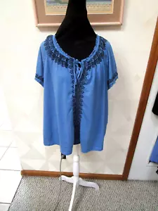 ESTILO & CO-AZUL-BORDADO-CUELLO CORBATA-MANGA CORTA ABULLONADA-TALLA SUPERIOR-1X-NUEVO CON ETIQUETAS-$49,50 - Imagen 1 de 3