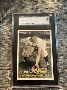 1957 Topps #30 Pee Wee Reese SGC 70/5,5 EX+ - Imagen 1 de 2