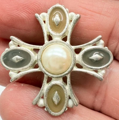 Vintage Maltese Cross Brooch Gold Tone Enamel & Faux Pearl Signed AK Beautiful - Image 1 of 4