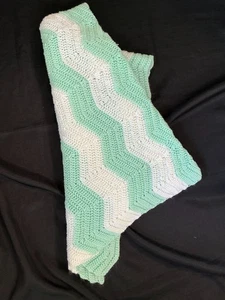 MANTA AFGANA CROCHET A MANO CREMA Y AQUA BEBÉ SUAVE 62" X 52" - Imagen 1 de 3