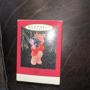 Hallmark Keepsake Adorno de Navidad 1996 Papá Oso Cámara de Video Bob Siedler - Imagen 1 de 1