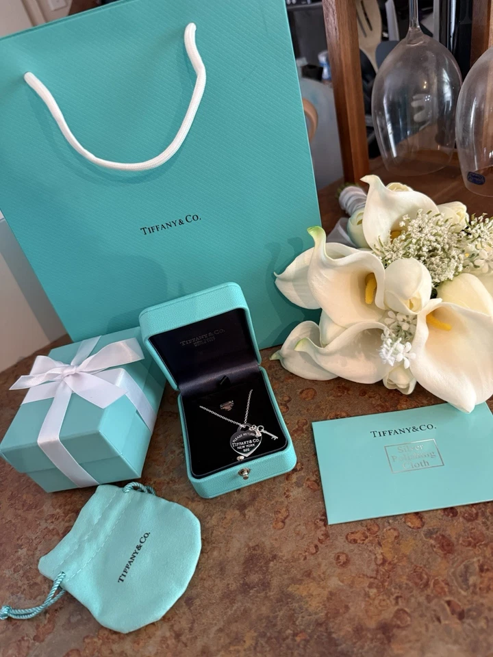 "Collar Tiffany & Co con etiqueta de corazón con llave colgante (en una cadena de 18"")" Foto 1 de 3