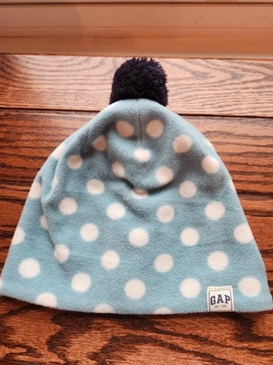 Gorro polar a lunares azul claro marca GAP ligeramente usado para niños, talla S/M cálido  Foto 1 de 4