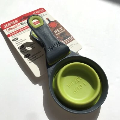 Cuchara de comida plegable Dexas KlipScoop verde 3 en 1, mide 1 taza y clip para bolsa Foto 1 de 4