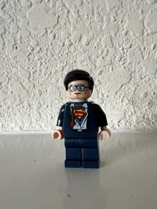 LEGO Superman Clark Kent Minifigure Batman DVD Exclusive Suit Ripped Shirt - Picture 1 of 7