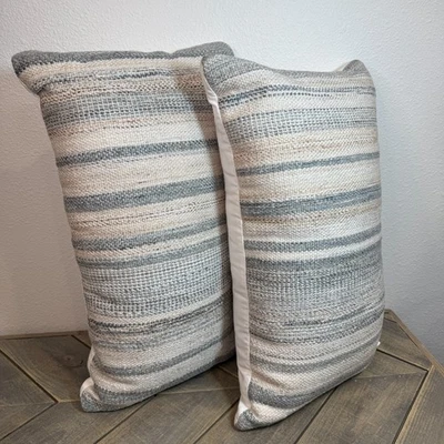 JUEGO DE ALMOHADA LUMBAR EXTERIOR RAYA AMANECER GRANERO CERÁMICA (2) CHAMBRAY MULTI 26" X 16" Foto 1 de 4