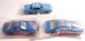 (2) 1998 Windex Cleaner Promo Diecast Blue Race Cars + Plymouth #43 - Sellado - Imagen 1 de 3