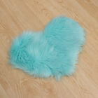 Flauschiger herzförmiger Teppich aus Lammfell zum Valentinstag blau