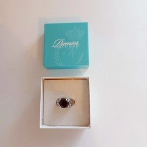 Anillo Premiere Designs Simulado Granate y Tono Plata Talla 9.5 Nuevo En Caja - Imagen 1 de 5
