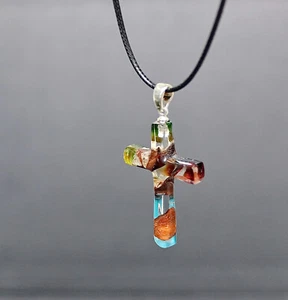 Cono de pino y cruz de resina epoxi, colgante hecho a mano, regalo de Navidad. - Imagen 1 de 10